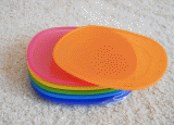 Plastovy tanierik farebný ,príbor a poháriky vhodné aj do mikrovlnnej rúry 