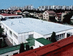 Generální rekonstrukce střešního pláště ZŠ Libčická, Praha 8
v hodnotě cca 6,1 mil.Kč Realizace 1998-1999. Výměra plochy střechy cca 10.000 m2. ( SANAKRYL UV a SANAKRYL TOP ).